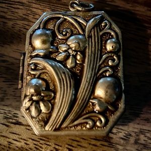 Vintage Gold Tone Locket-SuperCute!